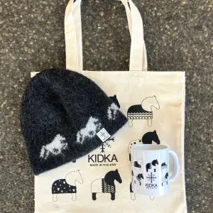 Þetta fallega Kidka gjafasett inniheldur hestabolla, hlýja svarta hestahúfu úr íslenskri ull, framleidda á Íslandi, og hestatösku sem fylgir frítt með
