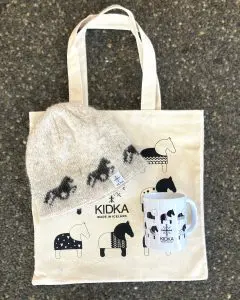This Kidka Horse Gift Set includes a charming Kidka horse cup, a cozy beige horse beanie made from Icelandic wool in Iceland, and a free horse tote bag.
