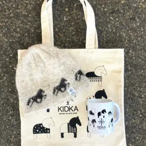 Þetta fallega Kidka gjafasett inniheldur hestabolla, hlýja beige hestahúfu úr íslenskri ull, framleidda á Íslandi, og hestatösku sem fylgir frítt með