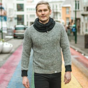 "Eyri" sweater gray, gray sweater with high-neck fleece-lined collar in black and black cuffs. Made from Icelandic wool