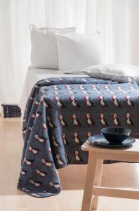 "Lundi" Blue puffin blanket made from Icelandic wool, blue blanket with puffin motif