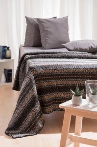 "Lækur" brown pattern blanket with nordic pattern, made from Icelandic wool