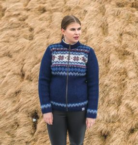 "Rós" cardigan blue, dark blue cardigan with fleece-lined neckline and full-length zipper. Made from Icelandic wool