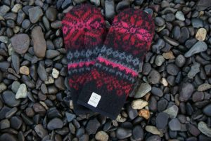 "Drangi" mittens pink. Black mittens with pink nordic pattern. Fleecelined from the inside, outside from Icelandic wool