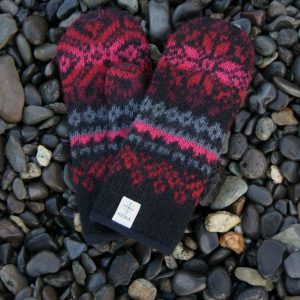 "Drangi" mittens pink. Black mittens with pink nordic pattern. Fleecelined from the inside, outside from Icelandic wool  