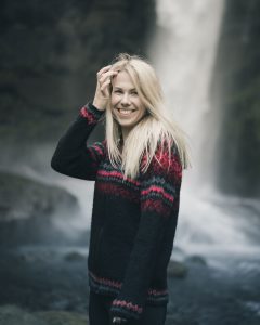 "Drangi" hooded cardigan-red, black cardigan with hood, full-length zipper and red and pink pattern. Made from Icelandic wool