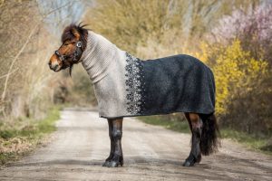 "Ás" turtleneck horse rug beige. Black sweat blanket with beige pattern and turtleneck. Made from Icelandic wool