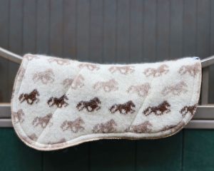"Fákur" saddlepad horses beige. Beige saddlepad with brown and lightbrown horses. Made from Icelandic wool 