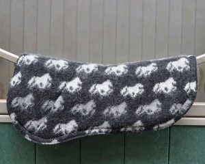 "Fákur" saddlepad horses black, black saddlepad with gray and white horses, made from Icelandic wool