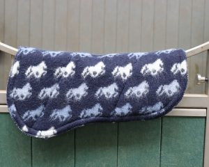 "Fákur" saddlepad horses blue. Blue saddlepad with white and lightblue horses. Made from Icelandic wool 