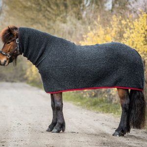 Turtleneck horse rug red border. Black horse rug with red border for Icelandic horses made from Icelandic wool