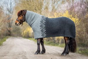 "Ás" turtleneck horse rug gray. Black sweat blanket with gray pattern and turtleneck. Made for Icelandic horses from Icelandic wool  