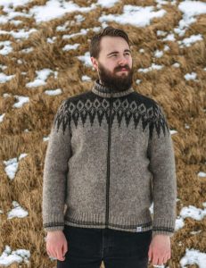 "Tindur" cardigan brown, light brown cardigan with dark brown pattern, full-length zipper and fleece-lined neckline. Made from Icelandic wool