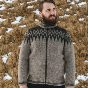 "Tindur" cardigan brown, light brown cardigan with dark brown pattern, full-length zipper and fleece-lined neckline. Made from Icelandic wool