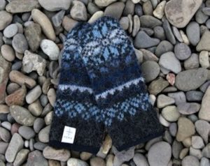 "Drangi" mittens blue. Black mittens with blue nordic pattern. Fleecelined from the inside, outside from Icelandic wool