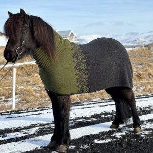 "Ás" turtleneck horse rug in green, made in Iceland from Icelandic wool. Icelandic horse tack from Iceland