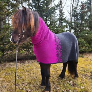 "Ás" turtleneck horse rug in black and pink made in Iceland from Icelandic wool. Icelandic horse tack from Iceland