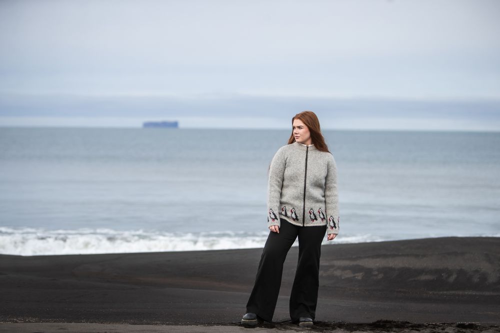 Puffin Cardigan in beige made from Icelandic wool with full-length zipper and fleece lined collar