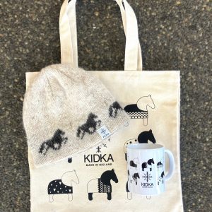 This Kidka Horse Gift Set includes a charming Kidka horse cup, a cozy beige horse beanie made from Icelandic wool in Iceland, and a free horse tote bag.